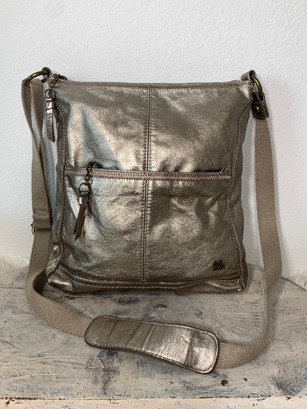The Sak Metallic Pewter Leather Organizer Crossbody Bag Adjustable Strap